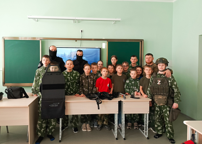 «Всегда на страже Отечества»: сотрудники Росгвардии провели патриотические встречи с учащимися школ Республики Марий Эл