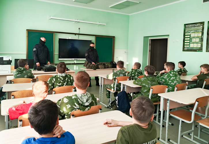 «Всегда на страже Отечества»: сотрудники Росгвардии провели патриотические встречи с учащимися школ Республики Марий Эл