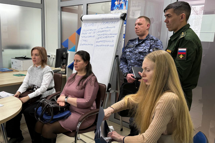 Сотрудники Росгвардии рассказали жителям Йошкар-Олы о службе, льготах и возможности поступления в ведомственные вузы