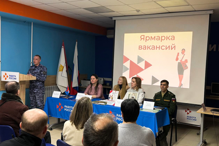 Сотрудники Росгвардии рассказали жителям Йошкар-Олы о службе, льготах и возможности поступления в ведомственные вузы