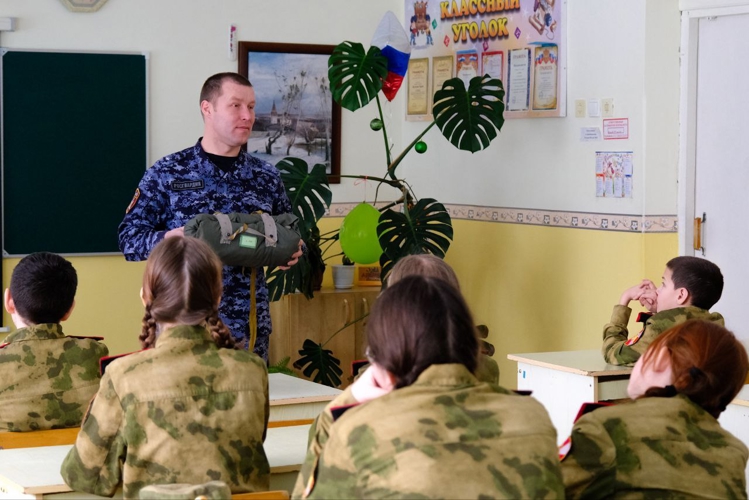 В Йошкар-Оле офицер Росгвардии познакомил школьников с профессией специалиста РХБ защиты 