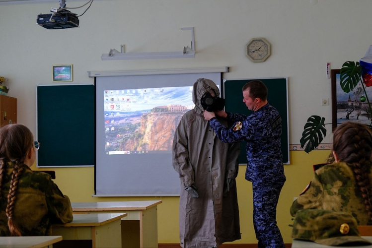 В Йошкар-Оле офицер Росгвардии познакомил школьников с профессией специалиста РХБ защиты 