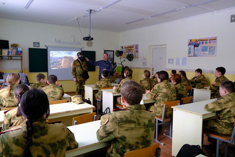 В Йошкар-Оле офицер Росгвардии познакомил школьников с профессией специалиста РХБ защиты 