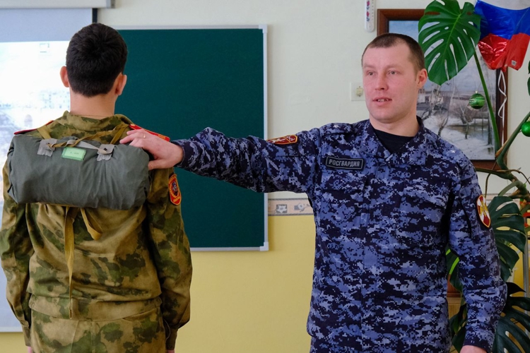 В Йошкар-Оле офицер Росгвардии познакомил школьников с профессией специалиста РХБ защиты 