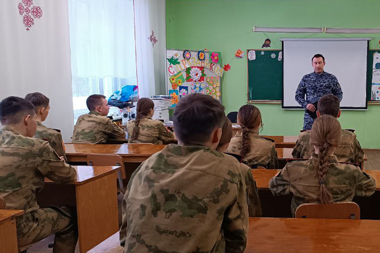 Сотрудник Росгвардии провел урок мужества для подшефных школьников в Йошкар-Оле