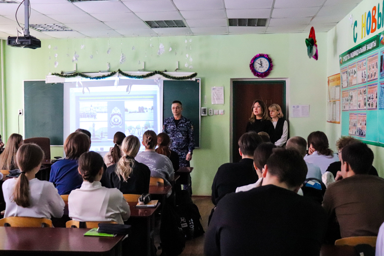 В Йошкар-Оле росгвардеец провел профориентационную встречу со старшеклассниками