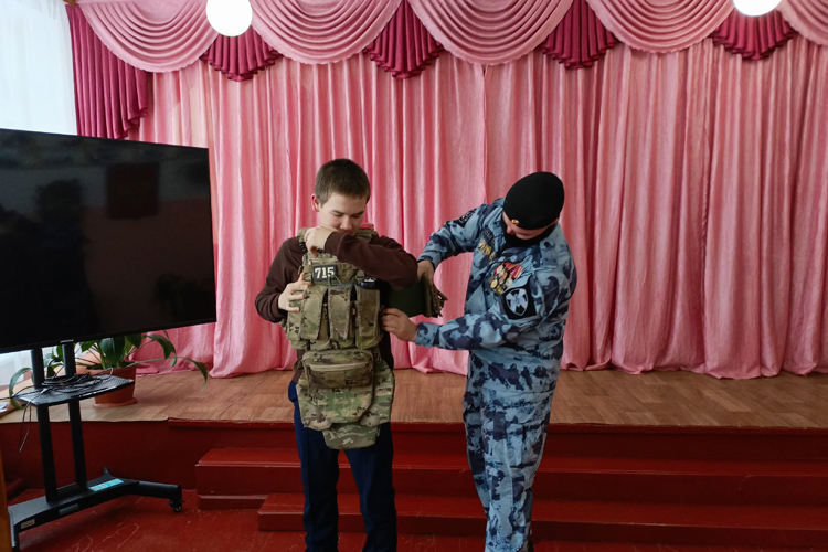 Сотрудник Росгвардии провел урок мужества для школьников в Марий Эл
