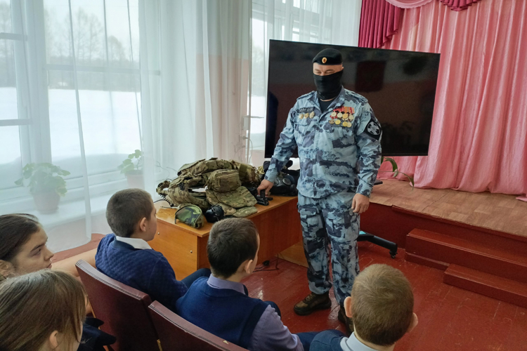 Сотрудник Росгвардии провел урок мужества для школьников в Марий Эл