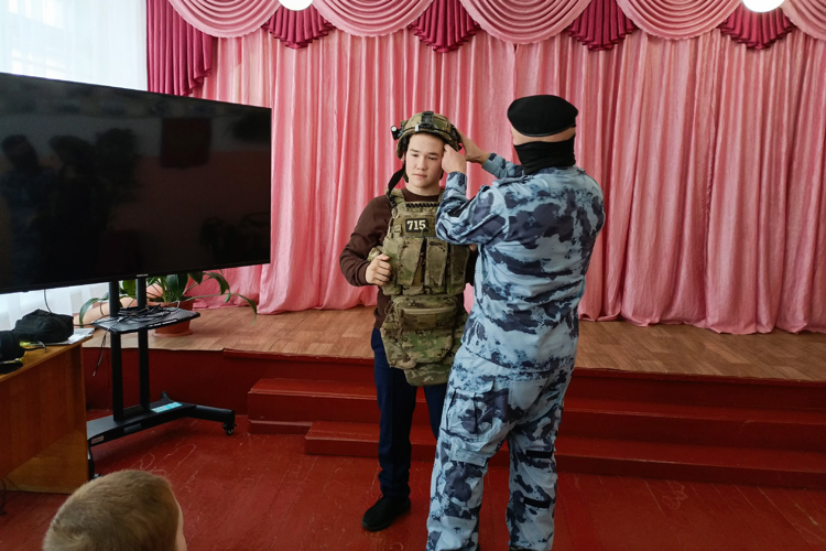 Сотрудник Росгвардии провел урок мужества для школьников в Марий Эл