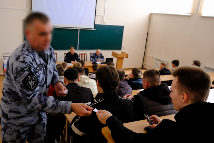 В Марий Эл сотрудники спецподразделений Росгвардии провели профориентационную встречу со студентами МарГУ