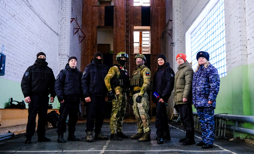 Сотрудники спецподразделения СОБР «Берсерк» Росгвардии в Марий Эл провели показательную тренировку по высотной подготовке для журналистов