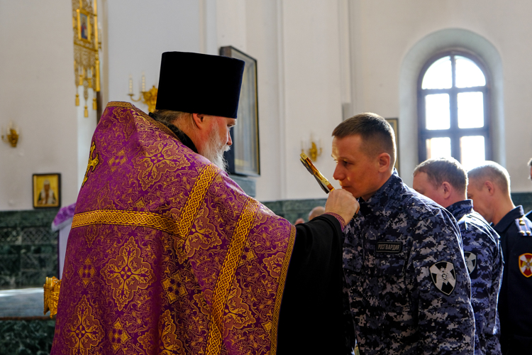В Йошкар-Оле в день 10-летия Росгвардии и 215-летия войск правопорядка прошел благодарственный молебен в Кафедральном соборе