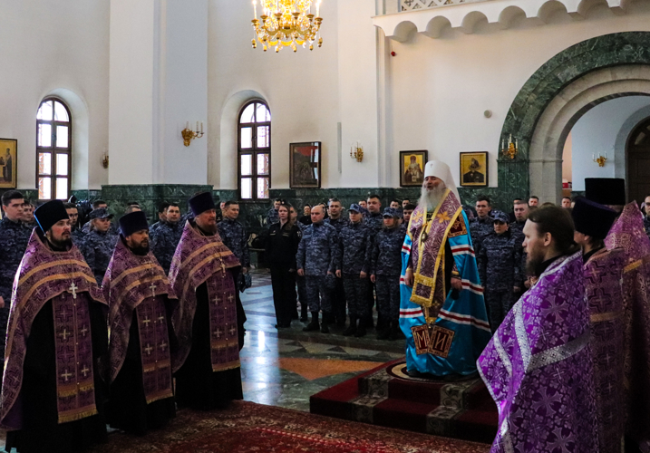 В Йошкар-Оле в день 10-летия Росгвардии и 215-летия войск правопорядка прошел благодарственный молебен в Кафедральном соборе