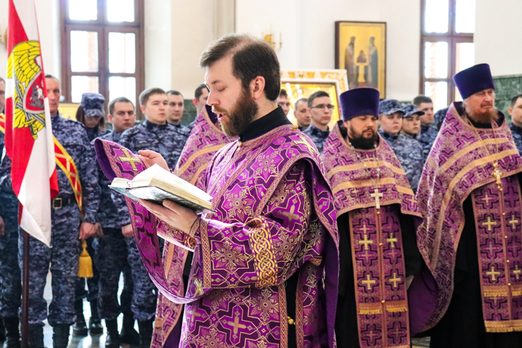 В Йошкар-Оле в день 10-летия Росгвардии и 215-летия войск правопорядка прошел благодарственный молебен в Кафедральном соборе
