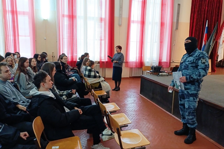 Студенты Йошкар-Олинского технологического колледжа познакомились со службой сотрудников Росгвардии