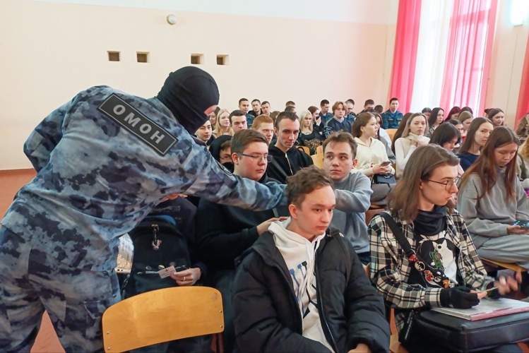 Студенты Йошкар-Олинского технологического колледжа познакомились со службой сотрудников Росгвардии