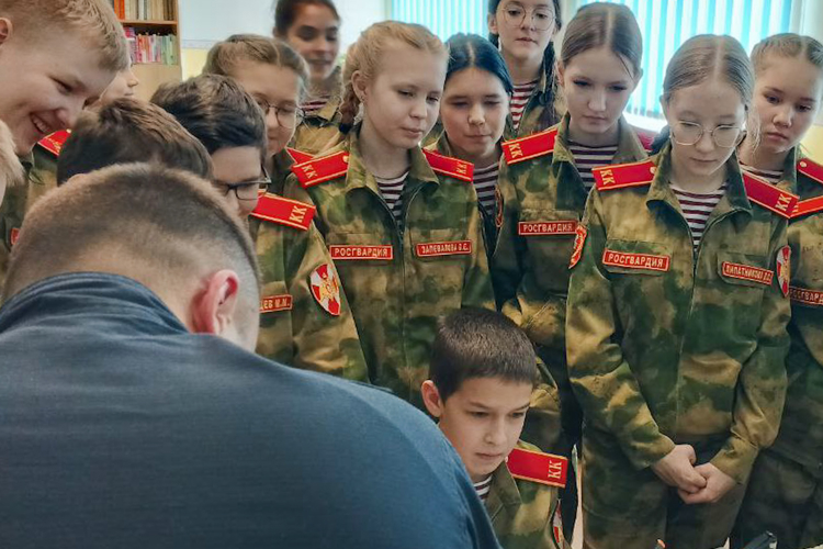 На страже порядка и безопасности: сотрудники Росгвардии в Йошкар-Оле рассказали школьникам о своей службе