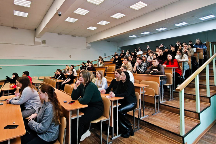 В Йошкар-Оле офицеры Росгвардии обсудили со студентами перспективы службы в войсках правопорядка