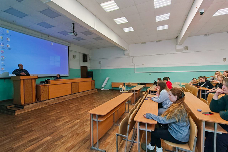 В Йошкар-Оле офицеры Росгвардии обсудили со студентами перспективы службы в войсках правопорядка