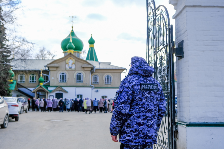 В Марий Эл сотрудники Росгвардии приняли участие в обеспечении безопасности граждан в праздник Вербного воскресенья
