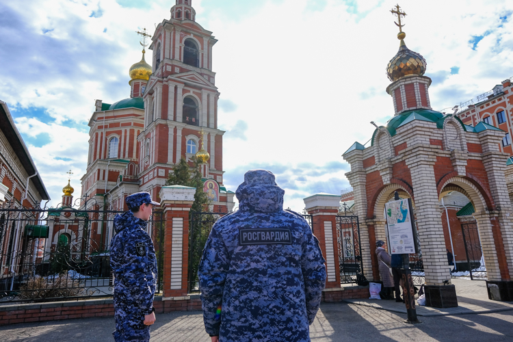 В Марий Эл сотрудники Росгвардии приняли участие в обеспечении безопасности граждан в праздник Вербного воскресенья