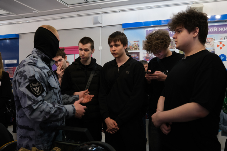 Сотрудники Управления Росгвардии по Республике Марий Эл приняли участие в республиканской ярмарке вакансий