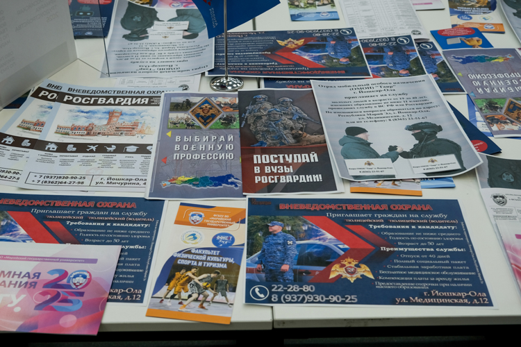 На ярмарке «Работа России» росгвардейцы Марий Эл провели круглый стол со студентами 