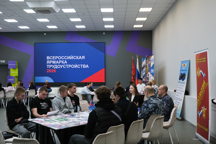 На ярмарке «Работа России» росгвардейцы Марий Эл провели круглый стол со студентами 