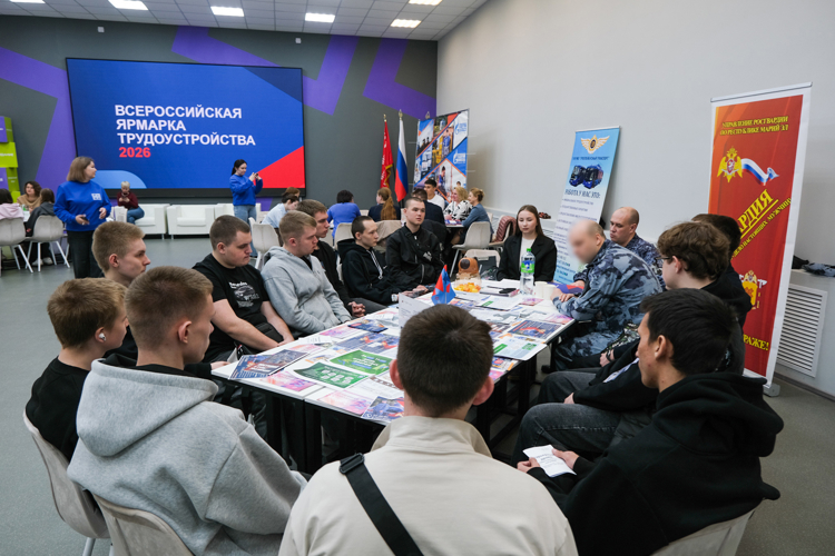 На ярмарке «Работа России» росгвардейцы Марий Эл провели круглый стол со студентами 