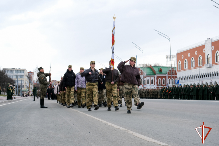 В преддверии Дня Победы в Йошкар-Оле юные кадеты Росгвардии готовятся к торжественному маршу (видео)