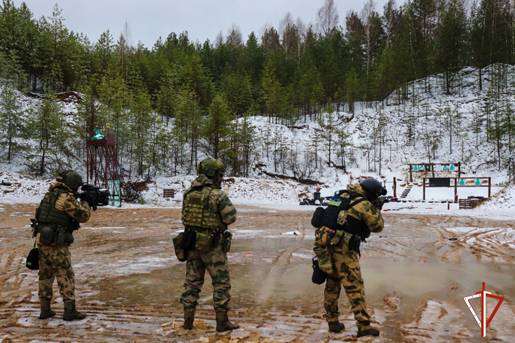 В Марий Эл съёмочная группа ГТРК оценила боевую выучку спецназа Росгвардии в сложных погодных условиях (видео)