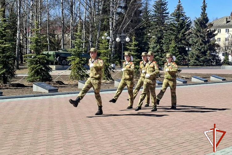 Подшефные кадеты Росгвардии первыми заступили в почетный караул у монумента воинской славы в Йошкар-Оле