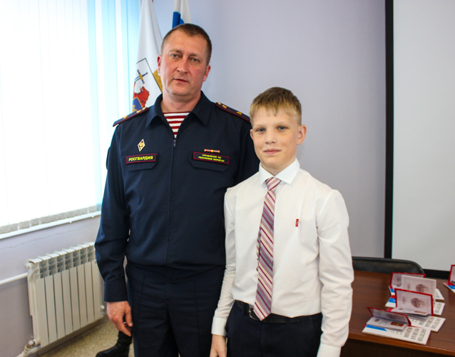 В год 10-летия офицер Росгвардии вручил юным йошкаролинцам главный документ страны