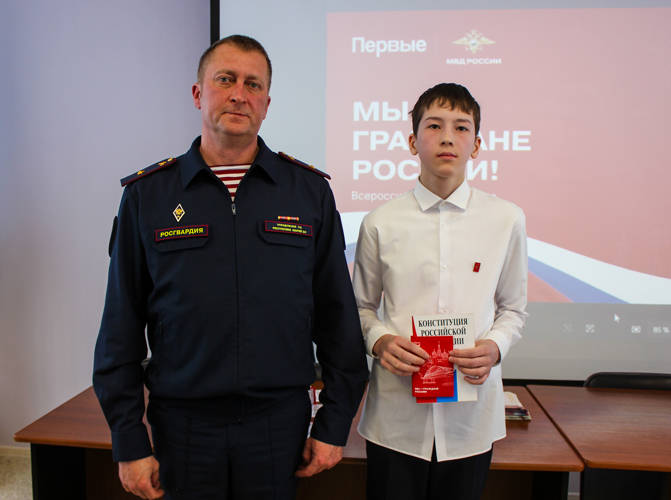 В год 10-летия офицер Росгвардии вручил юным йошкаролинцам главный документ страны
