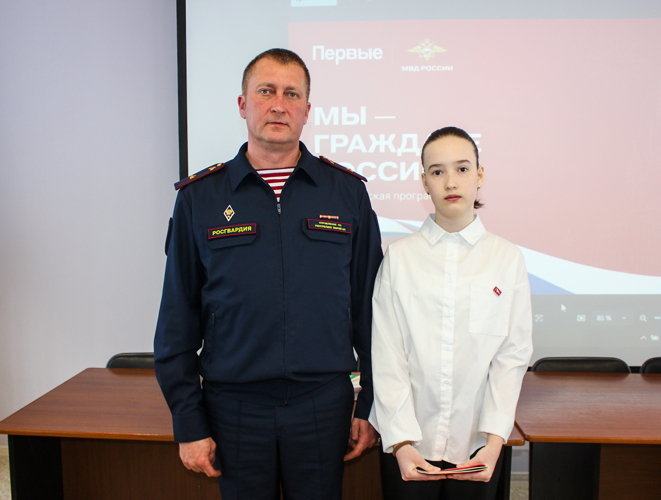 В год 10-летия офицер Росгвардии вручил юным йошкаролинцам главный документ страны