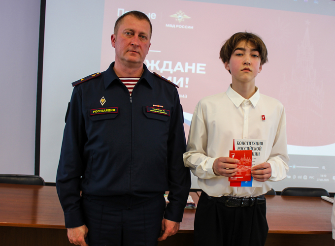 В год 10-летия офицер Росгвардии вручил юным йошкаролинцам главный документ страны