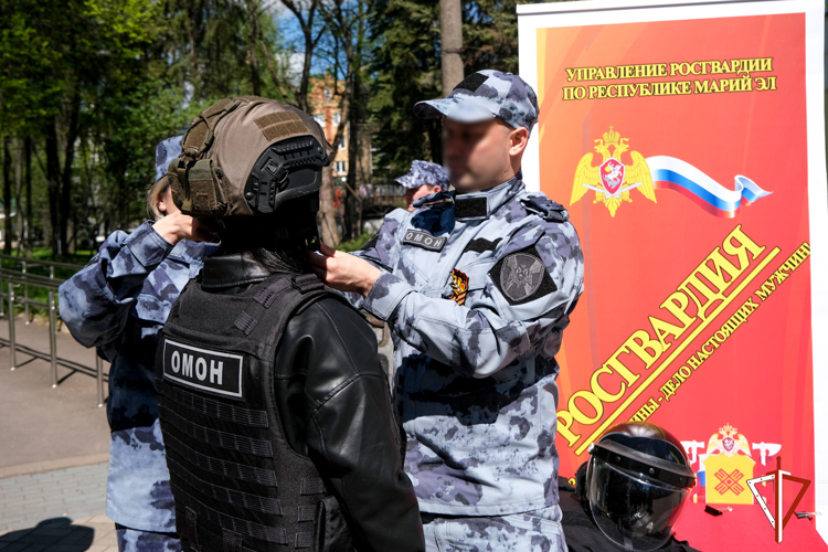 Росгвардейцы в Йошкар-Оле рассказали горожанам о службе в силовом ведомстве и учебе в профильных  вузах