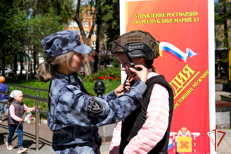 Росгвардейцы в Йошкар-Оле рассказали горожанам о службе в силовом ведомстве и учебе в профильных  вузах