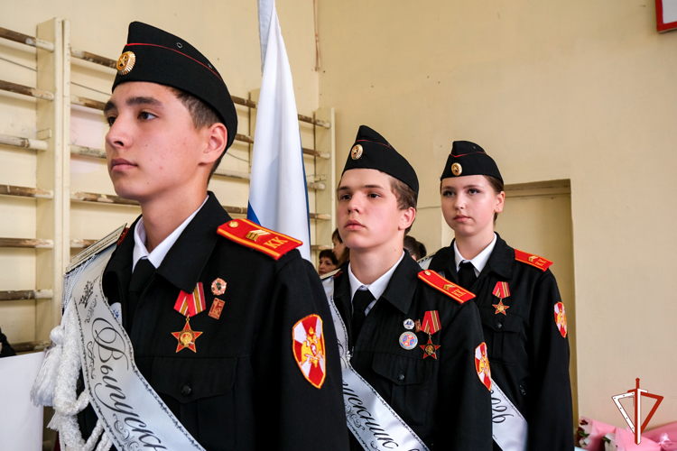 В Йошкар-Оле офицер Росгвардии поздравил выпускников подшефного класса с последним звонком (видео)