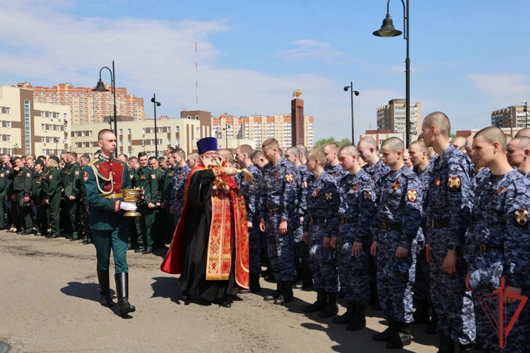 Благодарственный молебен с крестным ходом состоялся в Главном храме Росгвардии в преддверии Дня Победы