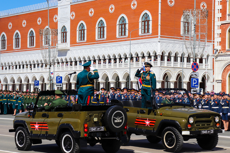 В честь 81-й годовщины Победы росгвардейцы Марий Эл прошли торжественным маршем по площади Йошкар-Олы (видео)