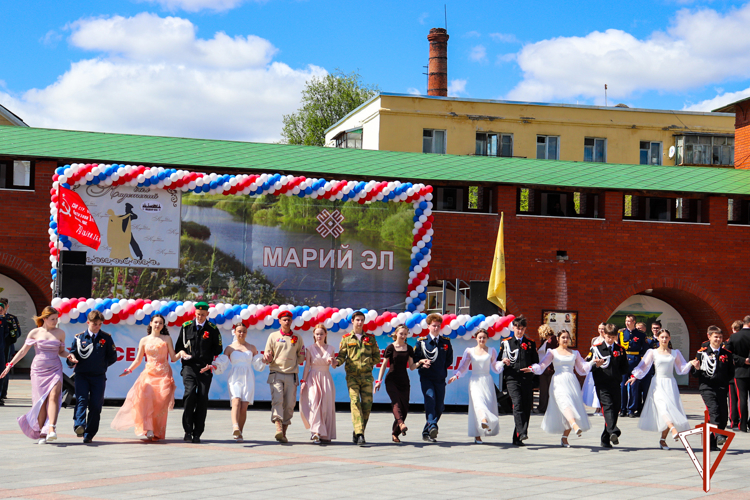 В Йошкар-Оле кадеты Росгвардии приняли участие в городском кадетском балу «Вальс, опаленный войной» (видео)