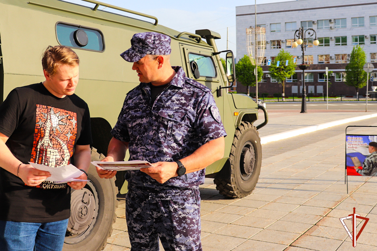 В интересах кадрового обеспечения на площади Оболенского-Ноготкова г. Йошкар-Олы прошла агитационная работа Росгвардии 