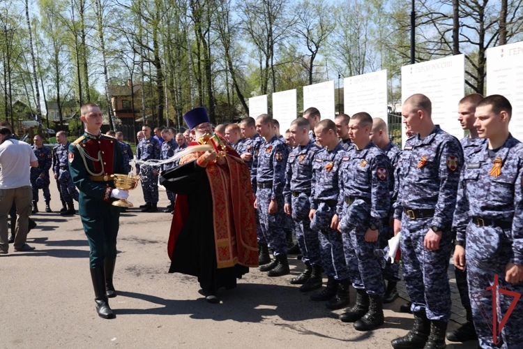 Благодарственный молебен с крестным ходом состоялся в Главном храме Росгвардии в преддверии Дня Победы