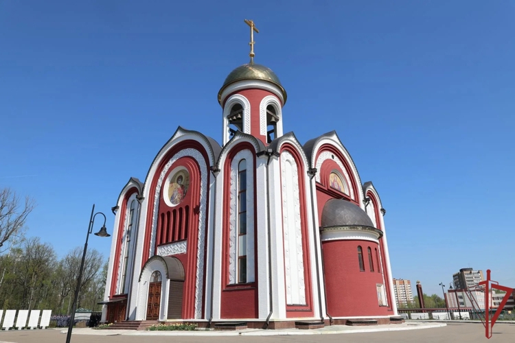 Благодарственный молебен с крестным ходом состоялся в Главном храме Росгвардии в преддверии Дня Победы