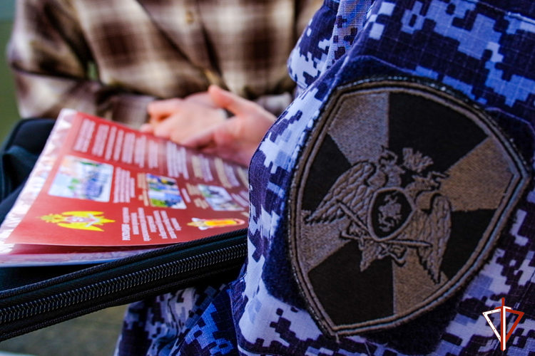 В интересах кадрового обеспечения на площади Оболенского-Ноготкова г. Йошкар-Олы прошла агитационная работа Росгвардии 
