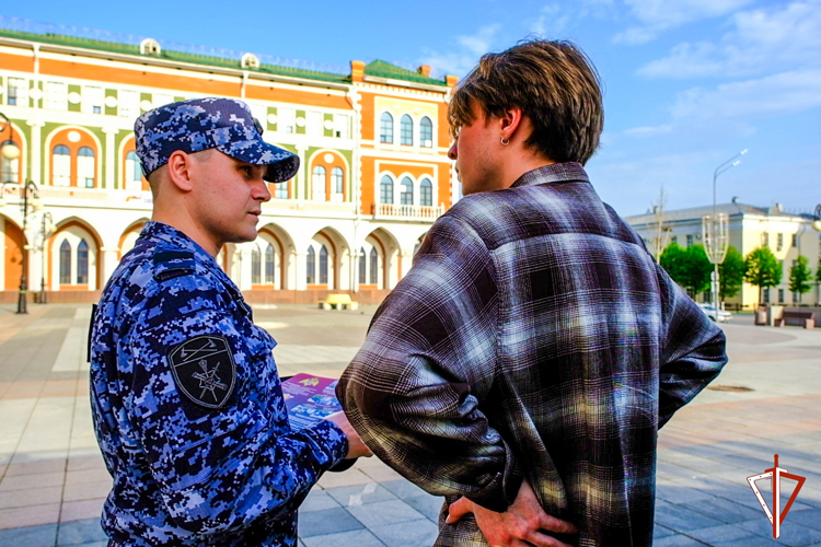 В интересах кадрового обеспечения на площади Оболенского-Ноготкова г. Йошкар-Олы прошла агитационная работа Росгвардии 