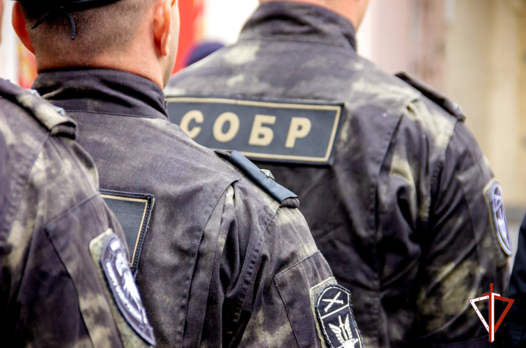 С участием спецподразделения Росгвардии в Марий Эл задержан лжегенерал и его подельник за попытку обмана коммерсанта на 108 млн рублей (видео)