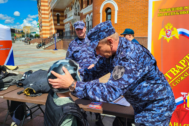 Росгвардейцы провели агитационные акции в центре Йошкар-Олы
