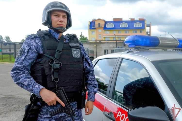 Сотрудники Росгвардии в п. Сернур (Марий Эл) задержали женщину, подозреваемую в краже денежных средств 